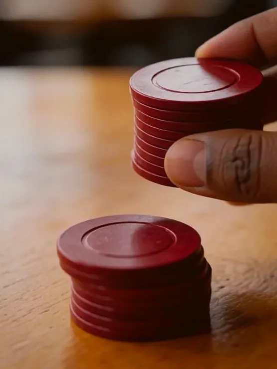 Cartes et jetons de comptage sur le feutre